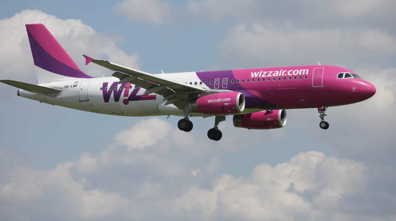 Samolot linii WizzAir musiał awaryjnie lądować (zdj. ilustracyjne) Samolot linii WizzAir podczas lotu.