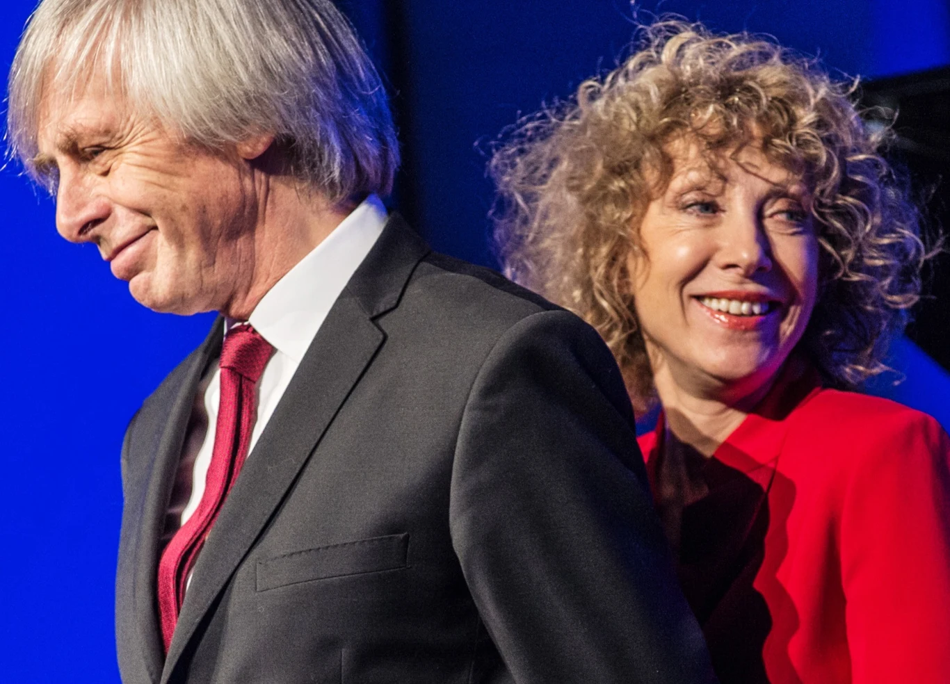 Włodzimierz Korcz, Alicja Majewska Włodzimierz Korcz i Alicja Majewska podczas wspólnego występu w niebieskim oświetleniu.