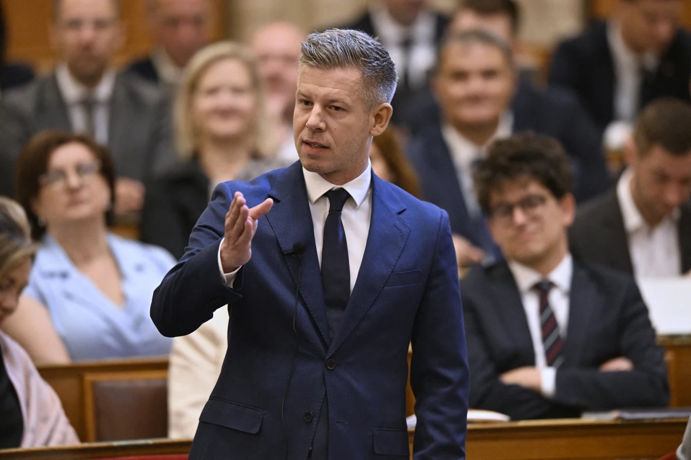 Magyar porównał wezwanie Orbana do działań "złodzieja wzywającego policję" Na pierwszym planie Peter Magyar podczas sesji parlamentu w Budapeszcie.
