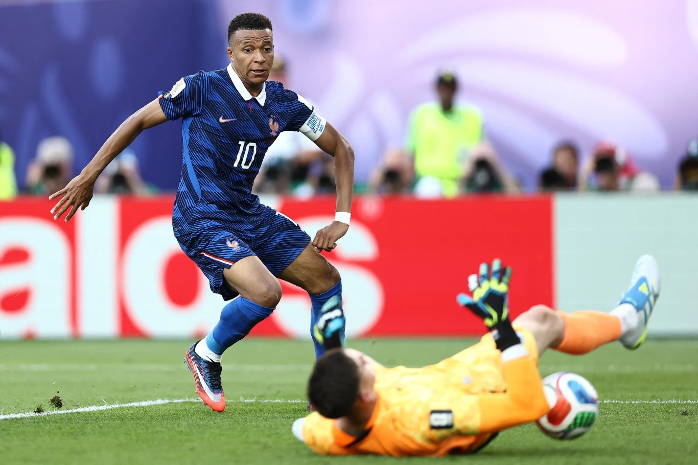 Kylian Mbappe jest w wybornej formie na mundialu 2026 i może wprowadzić Francję do półfinału Kylian Mbappe w niebieskim stroju z numerem 10 biegnie z piłką, bramkarz w żółtym stroju rzuca się na murawę.