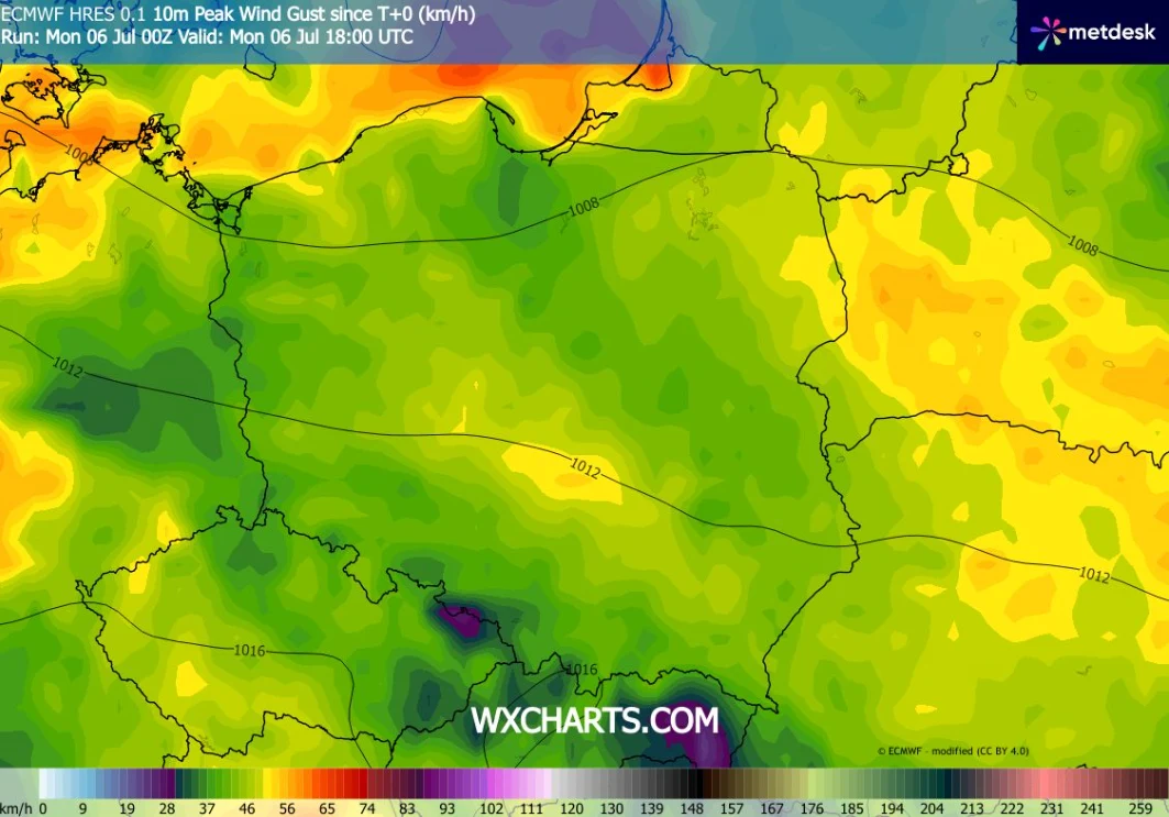 Synoptycy IMGW ostrzegają przed wichurami na Wybrzeżu. Najsilniejszy wiatr wystąpi wieczorem w okolicach Zatoki Gdańskiej Mapa Polski z zaznaczonymi prognozowanymi porywami wiatru, przedstawiona w kolorystyce od zieleni przez żółć po fiolet, z wyraźnie silniejszymi porywami w południowej części kraju oraz izoliniami ciśnienia atmosferycznego.