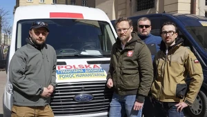 Zbigniew Bogucki wraz ze znajomymi przy samochodzie z transportem z pomocą humanitarną dla Ukrainy