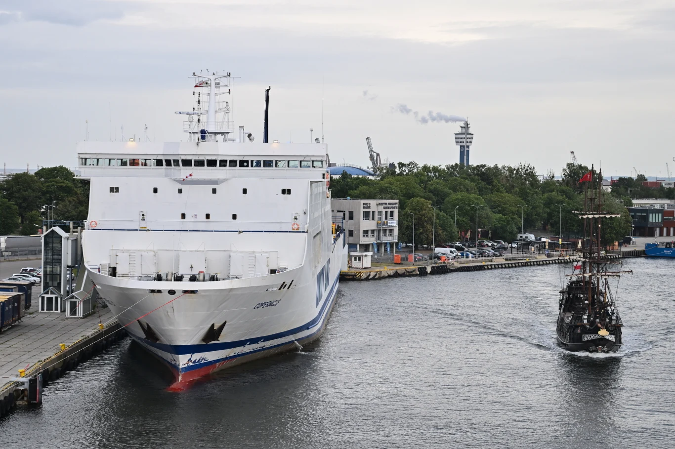 Copernicus wyruszył w pierwszy rejs na nowej trasie Gdańsk-Karlshamn. Prom Copernicus zacumowany przy nabrzeżu w Gdańsku, w tle stylizowany statek i portowa infrastruktura.