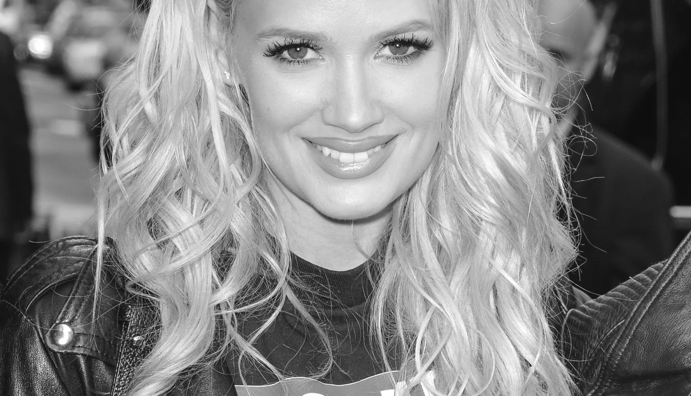 Lauren Bennett zmarła w wieku 37 lat Lauren Bennett z długimi, blond włosami, ubrana w skórzaną kurtkę.