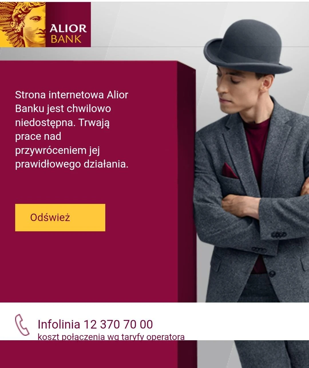Komunikat o tymczasowej niedostępności strony internetowej Alior Banku, przycisk do odświeżenia oraz kontakt telefoniczny na infolinię, obok postać mężczyzny w szarym garniturze i meloniku opierającego się o fioletową ścianę.
