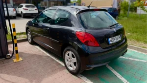 Za blokowanie miejsc zarezerwowanych dla aut elektrycznych pojazdem spalinowym grozi mandat karny.