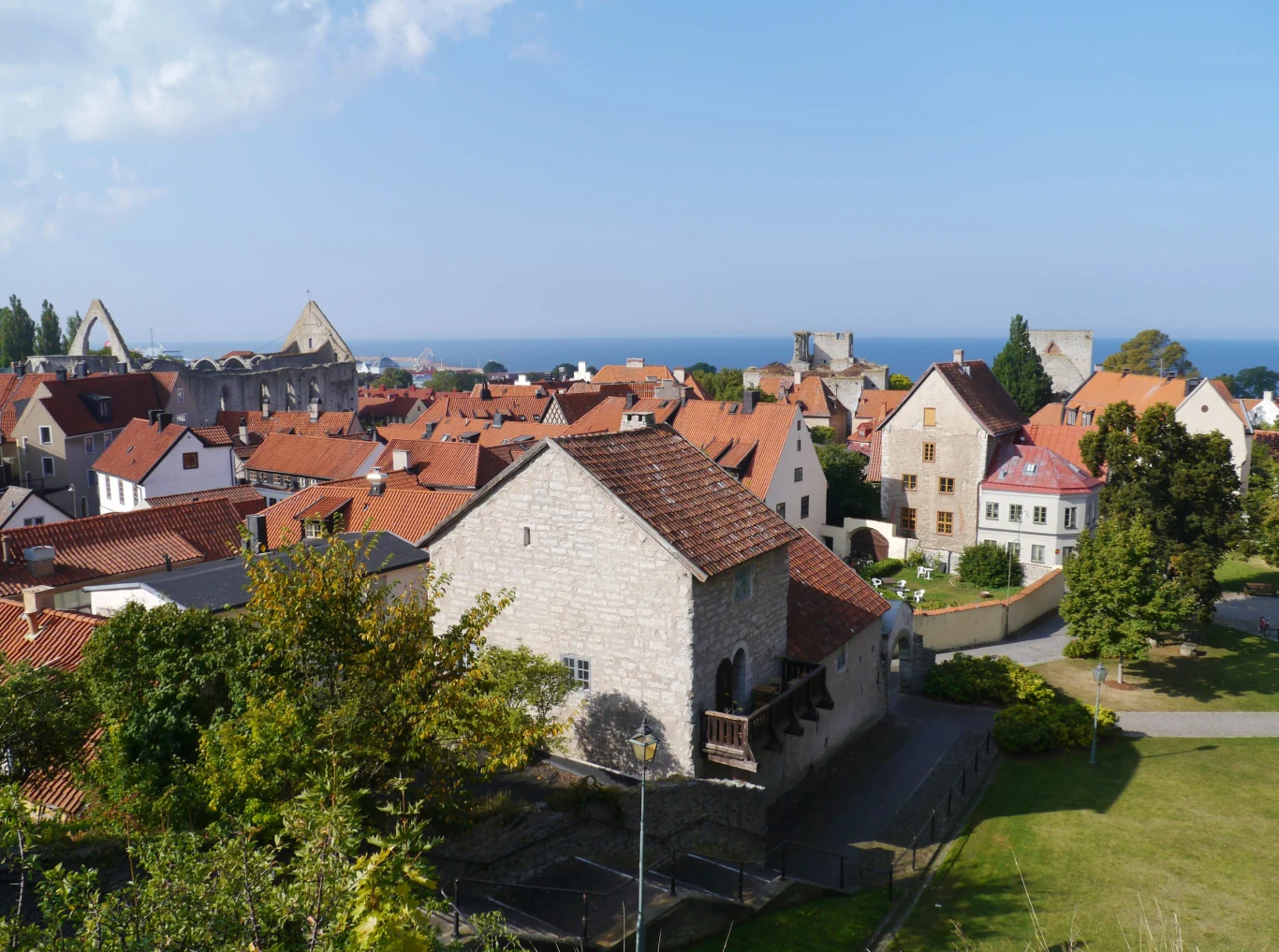 Miasto Visby w Szwecji zachęca mieszkańców do mycia się w Bałtyku. W kranach obniżono ciśnienie wody Panorama miasta Visby w Szwecji, Gotlandia.