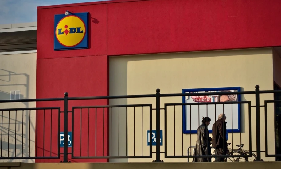 Lidl Włoszczowa – otwarcie 9 lipca Wejście do sklepu Lidl z logo sieci i klientami przed sklepem