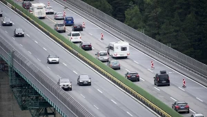 Kierowcy jadący do Austrii lub podróżujący przez ten kraj powinni uważać. Niektóre stacje paliw zabraniają postoju bez tankowania.