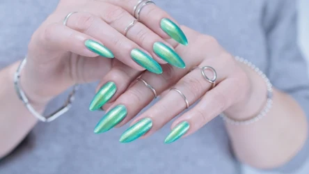 Sea glass nails to najmodniejszy manicure lata 2026. Idealny, jeśli planujesz wakacje nad morzem