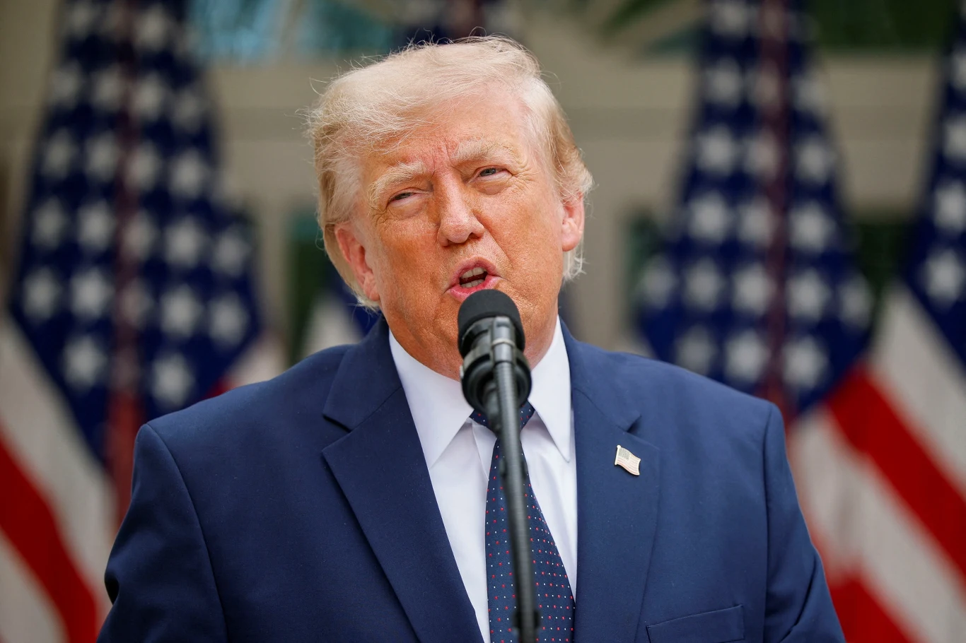 Zdaniem niemieckich mediów, kraje Europy muszą zmienić politykę względem Donalda Trumpa Na pierwszym planie przemawiający prezydent Stanów Zjednoczonych Donald Trump