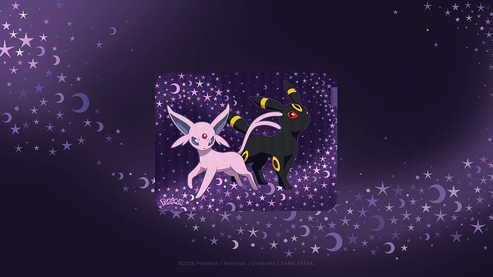Dwa pokemony Espeon o fioletowym futrze i Umbreon z czarnym futrem i żółtymi pierścieniami stoją obok siebie na tle ozdobionym gwiazdami i półksiężycami.