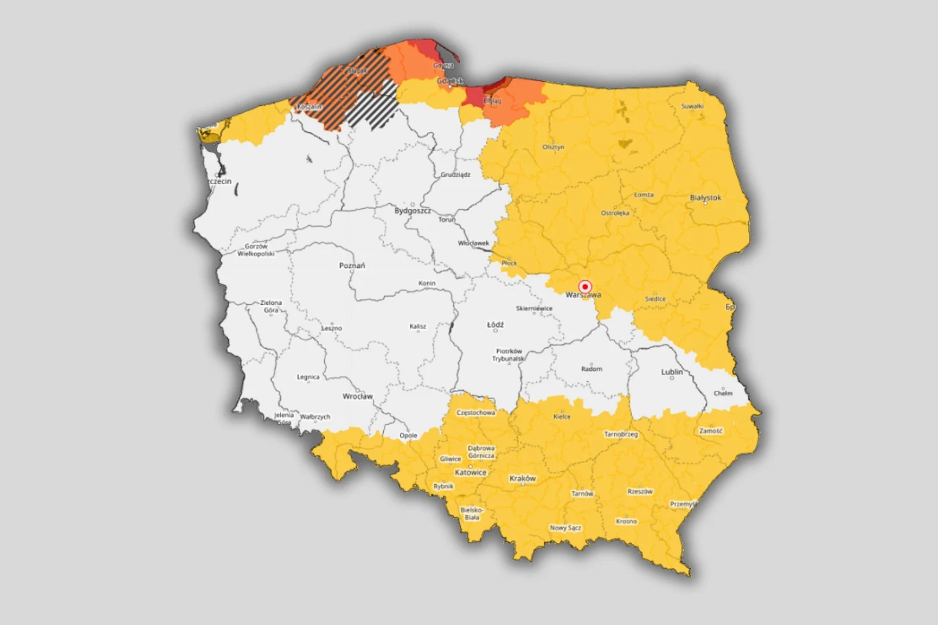 Mapa Polski z regionami oznaczonymi na żółto, pomarańczowo i czerwono, przedstawiająca podział ostrzeżeń pogodowych, gdzie intensywniejsze kolory koncentrują się na północnym wybrzeżu oraz we wschodniej i południowej części kraju.