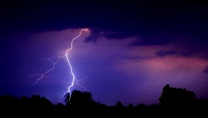 Burze zaczynają się tworzyć na południu Polski. Przyniosą niebezpieczny wiatr, dochodzący do 80 km/h. Jeszcze mocniej powieje jednak nad samym morzem. Ostrzega przed tym nie tylko IMGW, wydano też alert RCB
