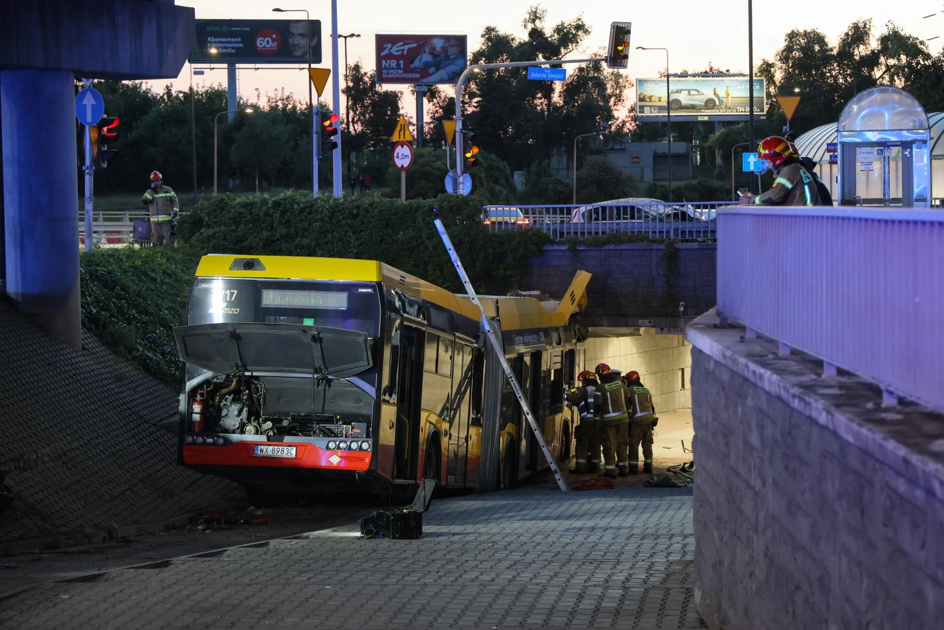 Wypadek autobusu w Warszawie. Prokuratura wskazuje główną hipotezę Uszkodzony autobus miejski z zerwanym dachem, strażacy prowadzą akcję ratunkową przy wiadukcie w Warszawie.