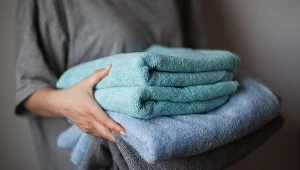 Rozcieńcz i wlej do pralki. Ręczniki wreszcie będą puszyste i mięciutkie