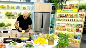 Gotowe risotto wykładamy na talerze, układamy krewetki, posypujemy świeżymi ziołami i chili oraz skórką z limonki 