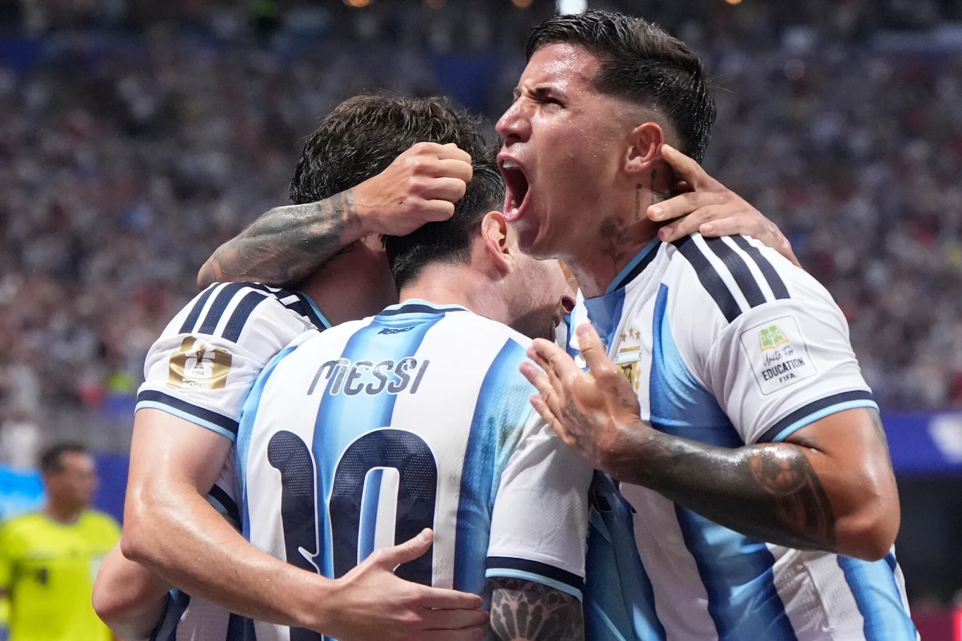 Piłkarze reprezentacji Argentyny w niebiesko-białych koszulkach świętują razem zdobycie bramki, okazując emocje i wzajemne wsparcie.