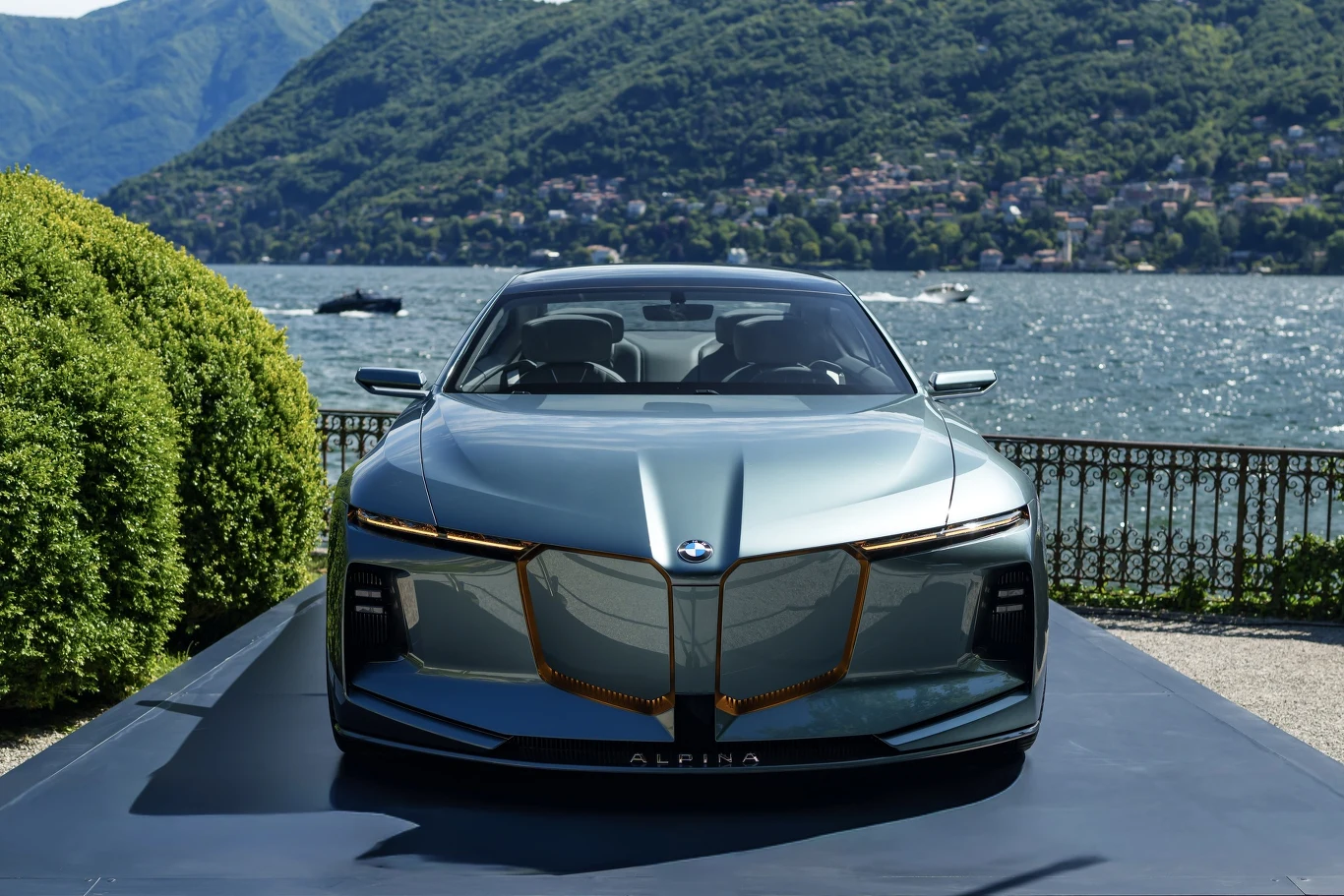 Vision BMW Alpina zadebiutowała nad jeziorem Como podczas konkursu elegancji w Villa d`Este. Vision BMW Alpina podczas premiery w Villa d’Este na tle jeziora i gór, z masywną atrapą chłodnicy i LED-ami.