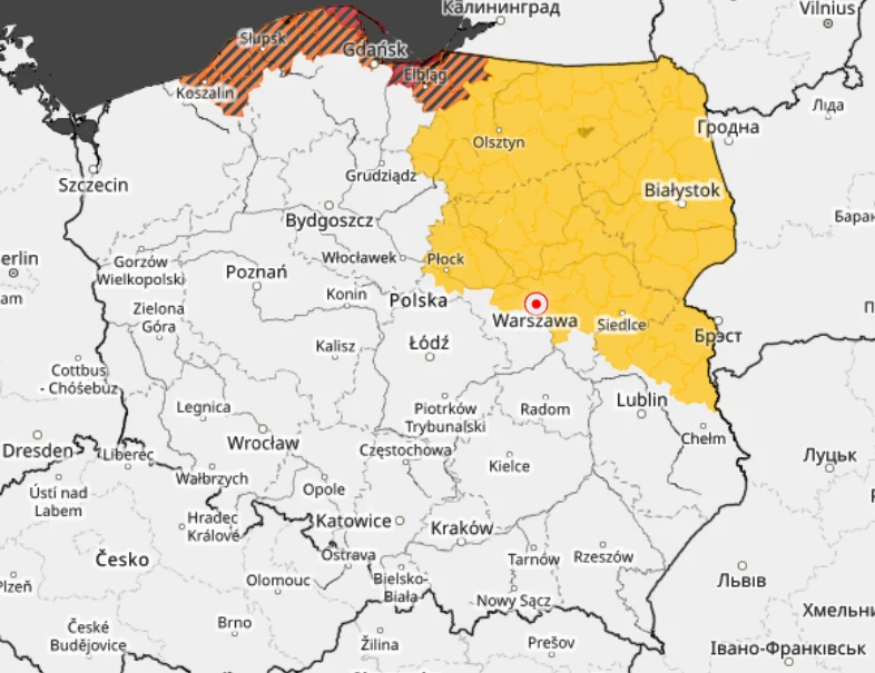 Mapa Polski z wyraźnie zaznaczonym na żółto obszarem północno-wschodniej części kraju oraz ciemniejszym kolorem i paskowanym wzorem fragmentem północnego wybrzeża w okolicach Gdańska, Koszalina i Elbląga.