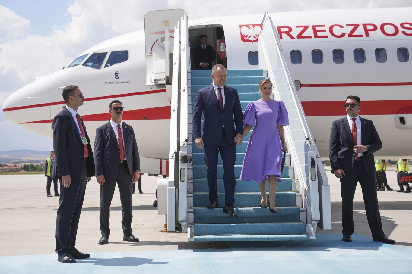Marta Nawrocka kolejny raz towarzyszy mężowi podczas zagranicznej podróży Marta Nawrocka postawiła na kolor lata. Jej stylizacja w Turcji to kwintesencja elegancji
