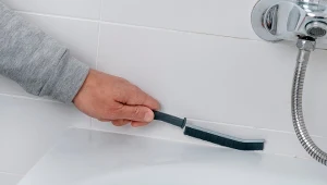 Jak usunąć czarną pleśń z silikonu w łazience? Najlepsze domowe sposoby