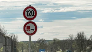 Zdaniem ETCS na europejskich autostradach prędkość powinna zostać ograniczona do 120 km/h.
