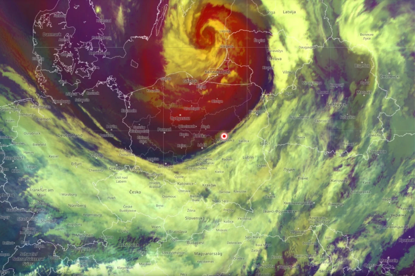 Niż Bernadette umiejscowił się na północny wschód od Polski i przyniósł najsilniejsze wichury Kolorowa mapa pogodowa z wyraźnym dużym wirującym układem niżowym nad północną Polską, obejmującym też część Niemiec i krajów bałtyckich, z rozległymi obszarami zachmurzenia rozciągającymi się nad środkową Europą.