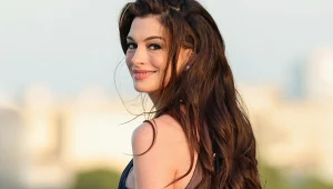 Anne Hathaway promienieje w ciąży
