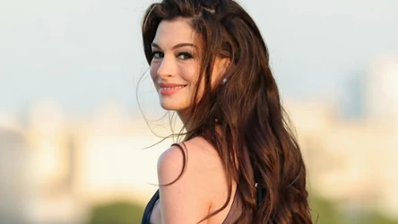 Anne Hathaway promienieje w ciąży