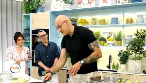 Gotowe risotto wykładamy na talerze, układamy krewetki, posypujemy świeżymi ziołami i chili oraz skórką z limonki