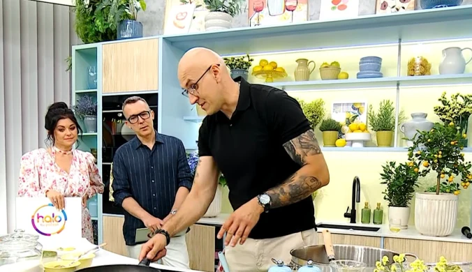 Gotowe risotto wykładamy na talerze, układamy krewetki, posypujemy świeżymi ziołami i chili oraz skórką z limonki 