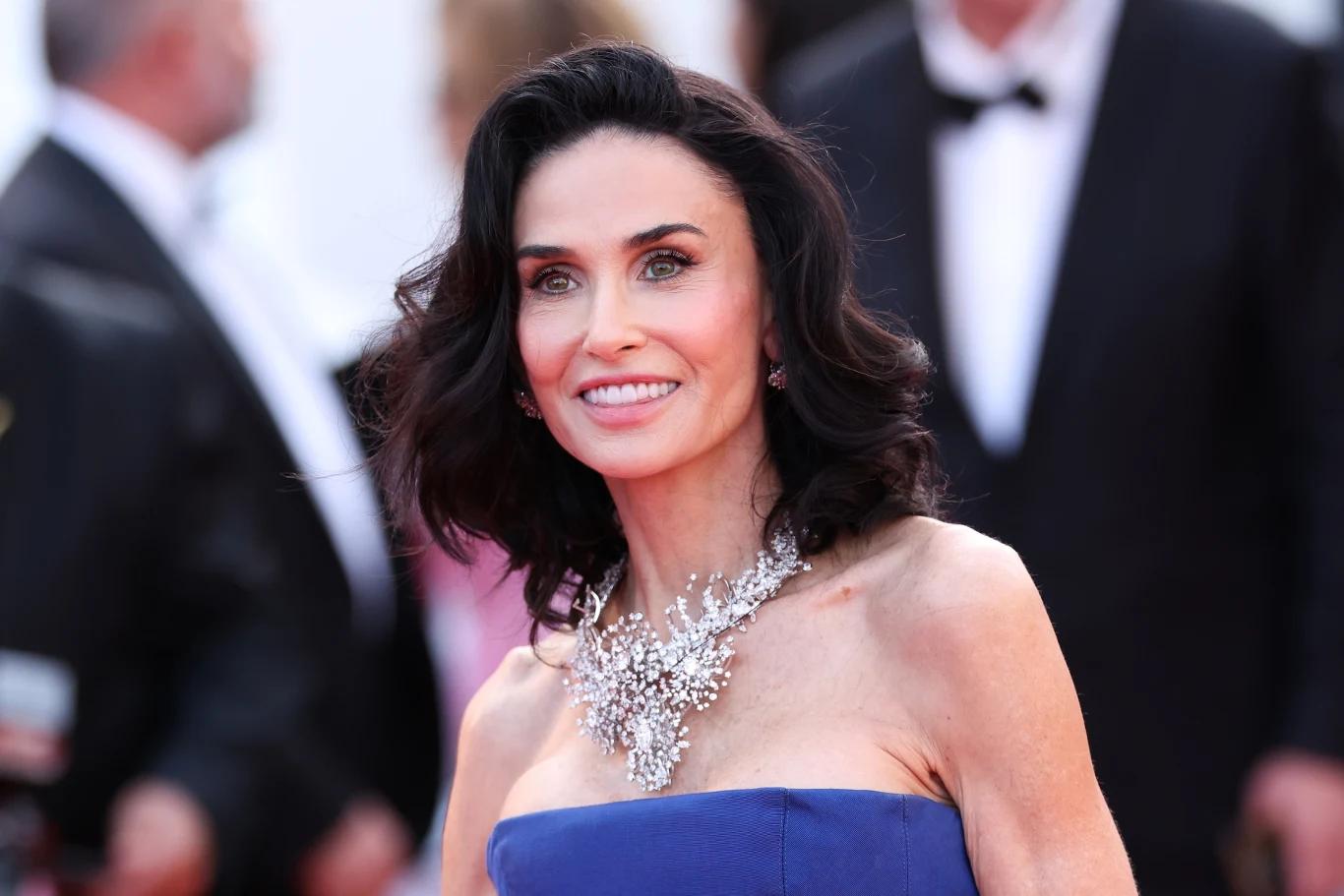 Demi Moore wygląda spektakularnie na czerwonym dywanie. Jak jednak wygląda bez makijażu i fryzury? Demi Moore w naturalnej odsłonie. Makijaż czy medycyna estetyczna?