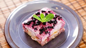 Fioletowe tiramisu bez pieczenia. Nietypowy składnik podbija jego smak