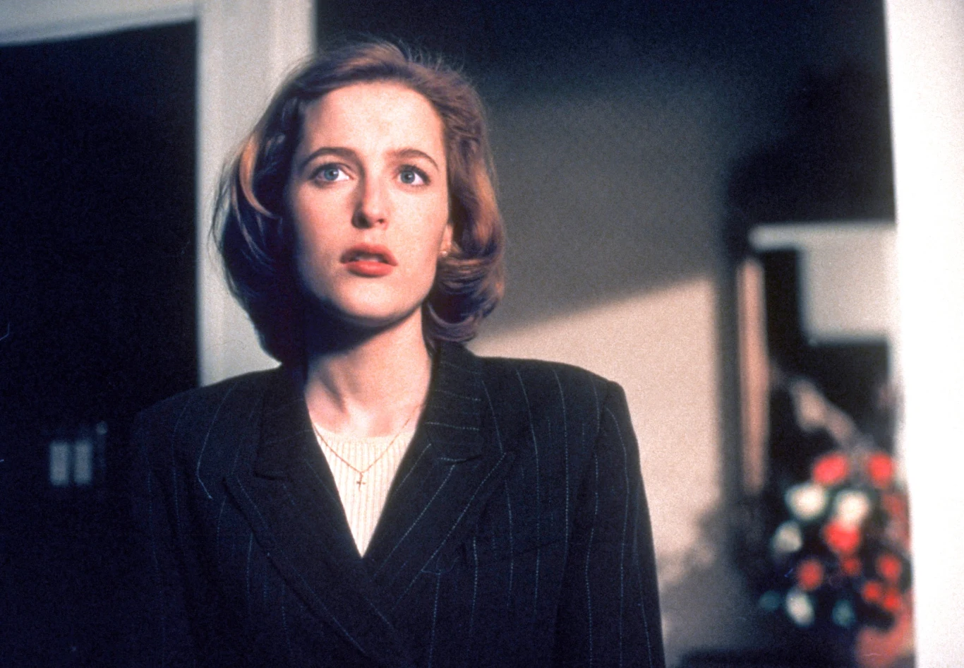 Gillian Anderson w serialu "Z Archiwum X" Kadr z serialu "Z Archiwum X". Na zdjęciu aktorka Gillian Anderson w czarnej marynarce.