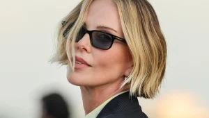 Bob Charlize Theron - idealna fryzura na lato