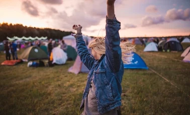 Pole namiotowe na letnim festiwalu muzycznym o zachodzie słońca — tłum i namioty jak na Pol'and'Rock 