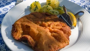 Wiener Schnitzel to w Austrii nazwa prawnie chroniona. Danie może być zrobione tylko z cielęciny