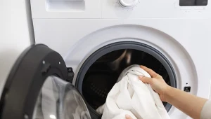 Prosta czynność ratuje pościel. Stosuj przy każdym praniu