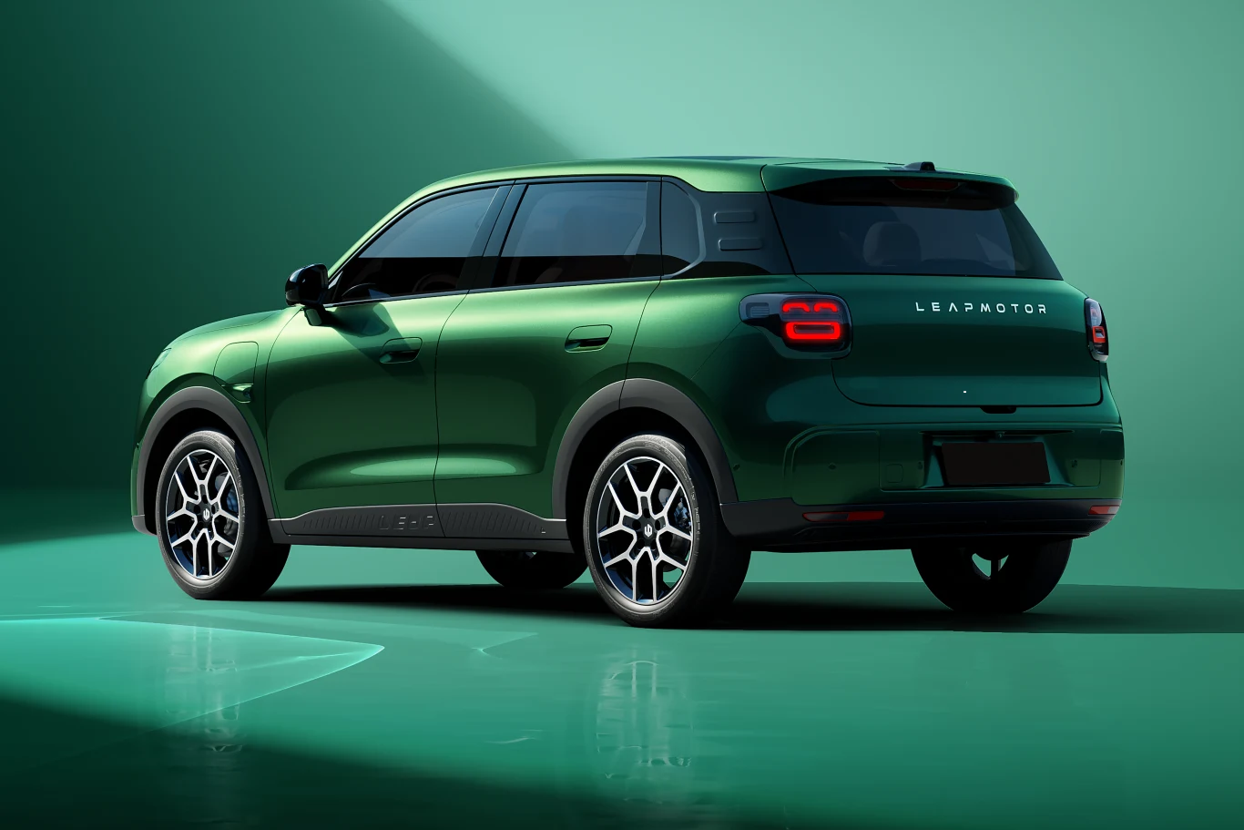Nowoczesny zielony SUV marki Leapmotor o dynamicznej sylwetce, przyciemnianych szybach i charakterystycznych tylne światłach LED, ustawiony na aluminiowych felgach na jednolitym, jasnym tle.