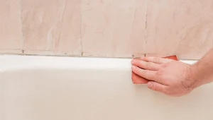 Jak usunąć pleśń z silikonu w łazience? Najlepsze domowe sposoby