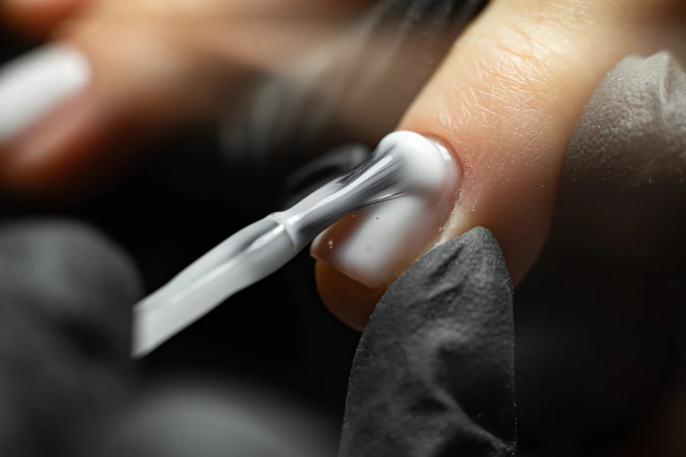 Italian manicure to sposób na wysmuklenie paznokci i dłoni. Italian manicure to sposób na wysmuklenie paznokci i dłoni.
