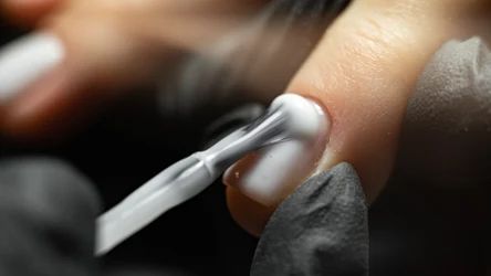 Italian manicure to sposób na wysmuklenie paznokci i dłoni.
