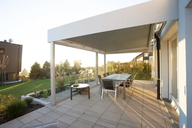 Nowoczesna pergola z zadaszeniem nad tarasem w ogrodzie — gotowa strefa cienia 