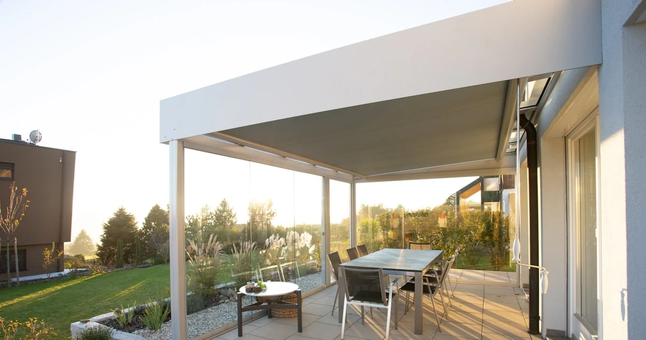 Strefa cienia w ogrodzie — parasol, żagiel czy pergola?