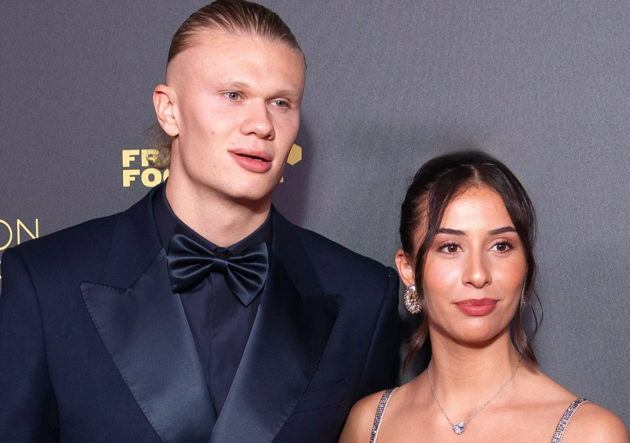 Erling Haaland i Isabel Haugseng Johansen Erling Haaland i Isabel Haugseng Johansen pozują razem na ściance podczas wydarzenia.