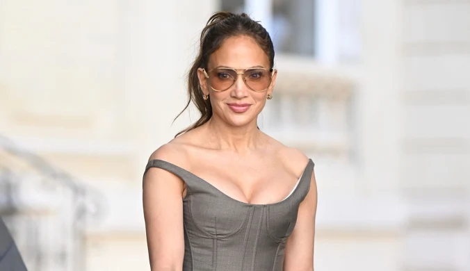 Jennifer Lopez o krok od wpadki. W Paryżu szaleje ze strojami