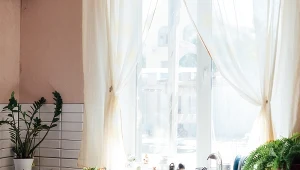 Takie firanki są teraz najmodniejsze. Kuchnia od razu wygląda jaśniej 