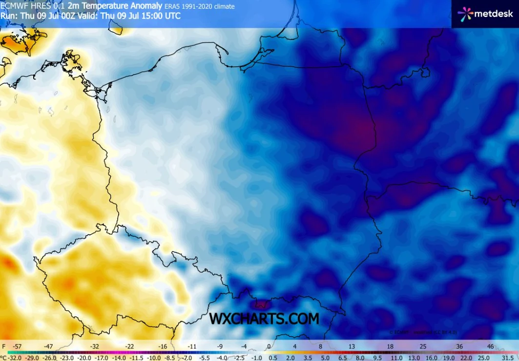 Mapa temperaturowa pokazuje wyraźny kontrast anomalii temperatury między zachodnią, cieplejszą a wschodnią, znacznie chłodniejszą częścią Polski, z wyraźną granicą frontu przebiegającą przez centralną część kraju.