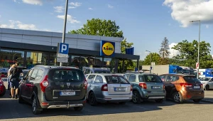 Czeskie samochody pod sklepem Lidla w miejscowości Kudowa-Zdrój.